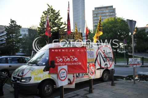  06.06.2014 WARSZAWA<br />PROTEST PRZECIWKO FARMOM WIATROWYM<br />N/Z SAMOCHOD PROTESTUJACYCH<br /> 