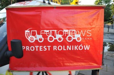  06.06.2014 WARSZAWA<br />PROTEST PRZECIWKO FARMOM WIATROWYM<br />N/Z NAPIS PROTEST ROLNIKOW<br /> 