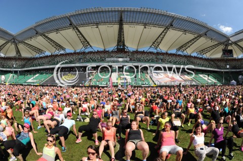  07.06.2014 WARSZAWA<br />REKORD GUINNESSA W FITNESS Z EWA CHODAKOWSKA NA STADIONIE PEPSI ARENA<br />N/Z CWICZACY<br /> 