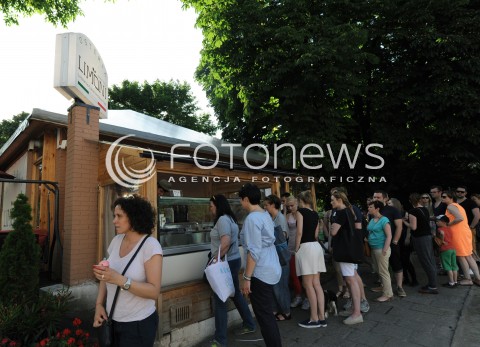  08.06.2013 WARSZAWA<br />W WARSZAWIE POWSTALA PIERWSZA LODZIARNIA DLA PSOW - LIMONI DOG<br />N/Z KOLEJKA DO LODZIARNI<br /> 