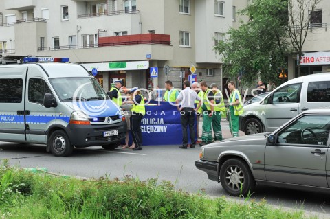  09.06.2014 WARSZAWA<br />WYPADEK NA UL KEN W WARSZAWIE<br />W WYPADKU ZGINELO 2,5 LETNIE DZIECKO - MALY CHLOPIEC<br />POTRACENIE NA OZNAKOWANYM PRZEJSCIU DLA PIESZYCH<br />N/Z POLICJA OGLEDZINY<br /> 