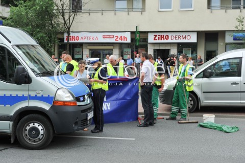  09.06.2014 WARSZAWA<br />WYPADEK NA UL KEN W WARSZAWIE<br />W WYPADKU ZGINELO 2,5 LETNIE DZIECKO - MALY CHLOPIEC<br />POTRACENIE NA OZNAKOWANYM PRZEJSCIU DLA PIESZYCH<br />N/Z POLICJA OGLEDZINY<br /> 