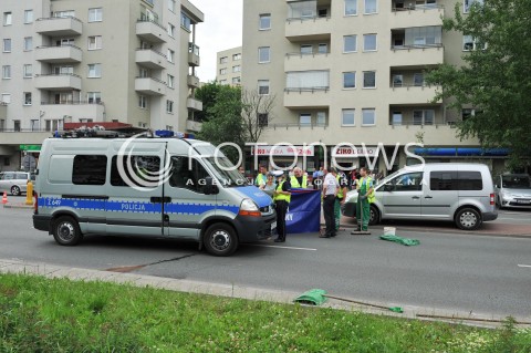  09.06.2014 WARSZAWA<br />WYPADEK NA UL KEN W WARSZAWIE<br />W WYPADKU ZGINELO 2,5 LETNIE DZIECKO - MALY CHLOPIEC<br />POTRACENIE NA OZNAKOWANYM PRZEJSCIU DLA PIESZYCH<br />N/Z POLICJA<br /> 