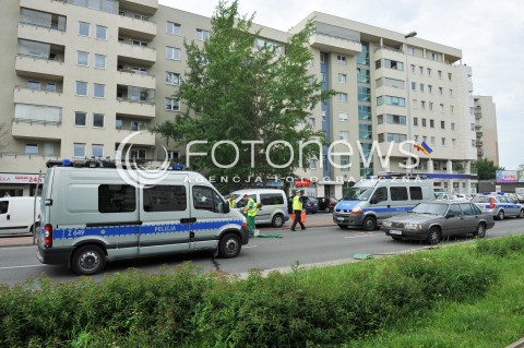  09.06.2014 WARSZAWA<br />WYPADEK NA UL KEN W WARSZAWIE<br />W WYPADKU ZGINELO 2,5 LETNIE DZIECKO - MALY CHLOPIEC<br />POTRACENIE NA OZNAKOWANYM PRZEJSCIU DLA PIESZYCH<br />N/Z POLICJA<br /> 