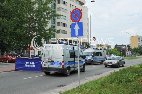  09.06.2014 WARSZAWA<br />WYPADEK NA UL KEN W WARSZAWIE<br />W WYPADKU ZGINELO 2,5 LETNIE DZIECKO - MALY CHLOPIEC<br />POTRACENIE NA OZNAKOWANYM PRZEJSCIU DLA PIESZYCH<br />N/Z POLICJA OGLEDZINY<br /> 