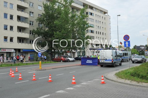  09.06.2014 WARSZAWA<br />WYPADEK NA UL KEN W WARSZAWIE<br />W WYPADKU ZGINELO 2,5 LETNIE DZIECKO - MALY CHLOPIEC<br />POTRACENIE NA OZNAKOWANYM PRZEJSCIU DLA PIESZYCH<br />N/Z POLICJA<br /> 