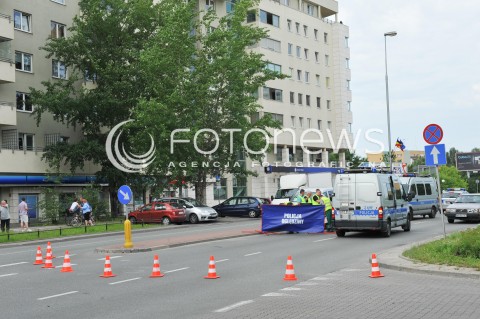  09.06.2014 WARSZAWA<br />WYPADEK NA UL KEN W WARSZAWIE<br />W WYPADKU ZGINELO 2,5 LETNIE DZIECKO - MALY CHLOPIEC<br />POTRACENIE NA OZNAKOWANYM PRZEJSCIU DLA PIESZYCH<br />N/Z POLICJA<br /> 