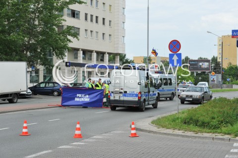  09.06.2014 WARSZAWA<br />WYPADEK NA UL KEN W WARSZAWIE<br />W WYPADKU ZGINELO 2,5 LETNIE DZIECKO - MALY CHLOPIEC<br />POTRACENIE NA OZNAKOWANYM PRZEJSCIU DLA PIESZYCH<br />N/Z POLICJA OGLEDZINY<br /> 