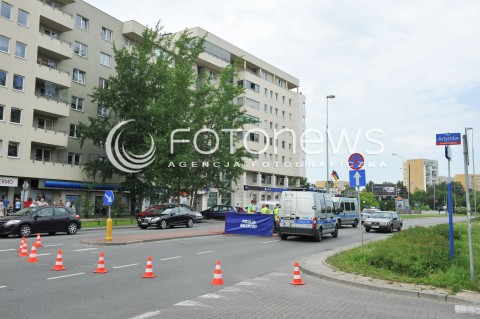  09.06.2014 WARSZAWA<br />WYPADEK NA UL KEN W WARSZAWIE<br />W WYPADKU ZGINELO 2,5 LETNIE DZIECKO - MALY CHLOPIEC<br />POTRACENIE NA OZNAKOWANYM PRZEJSCIU DLA PIESZYCH<br />N/Z POLICJA<br /> 