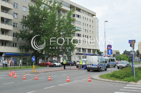  09.06.2014 WARSZAWA<br />WYPADEK NA UL KEN W WARSZAWIE<br />W WYPADKU ZGINELO 2,5 LETNIE DZIECKO - MALY CHLOPIEC<br />POTRACENIE NA OZNAKOWANYM PRZEJSCIU DLA PIESZYCH<br />N/Z POLICJA<br /> 