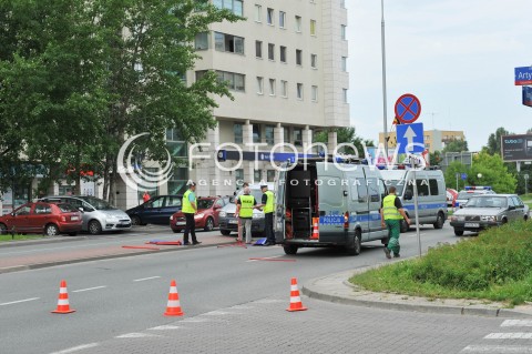  09.06.2014 WARSZAWA<br />WYPADEK NA UL KEN W WARSZAWIE<br />W WYPADKU ZGINELO 2,5 LETNIE DZIECKO - MALY CHLOPIEC<br />POTRACENIE NA OZNAKOWANYM PRZEJSCIU DLA PIESZYCH<br />N/Z POLICJA<br /> 