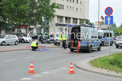  09.06.2014 WARSZAWA<br />WYPADEK NA UL KEN W WARSZAWIE<br />W WYPADKU ZGINELO 2,5 LETNIE DZIECKO - MALY CHLOPIEC<br />POTRACENIE NA OZNAKOWANYM PRZEJSCIU DLA PIESZYCH<br />N/Z POLICJA<br /> 