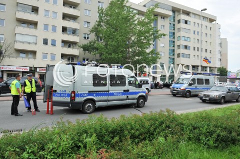  09.06.2014 WARSZAWA<br />WYPADEK NA UL KEN W WARSZAWIE<br />W WYPADKU ZGINELO 2,5 LETNIE DZIECKO - MALY CHLOPIEC<br />POTRACENIE NA OZNAKOWANYM PRZEJSCIU DLA PIESZYCH<br />N/Z POLICJA<br /> 