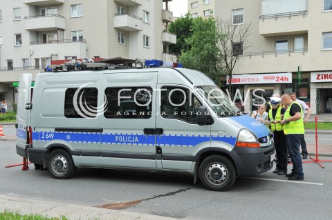  09.06.2014 WARSZAWA<br />WYPADEK NA UL KEN W WARSZAWIE<br />W WYPADKU ZGINELO 2,5 LETNIE DZIECKO - MALY CHLOPIEC<br />POTRACENIE NA OZNAKOWANYM PRZEJSCIU DLA PIESZYCH<br />N/Z POLICJA<br /> 