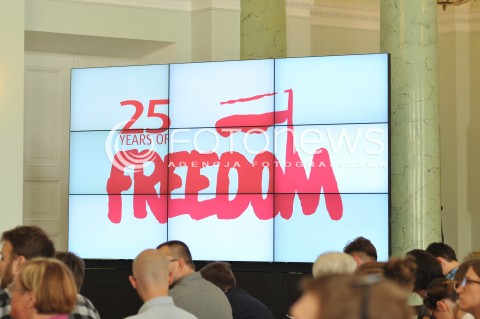  09.06.2014 WARSZAWA<br />DEBATA CZEGO NIE MOZNA KUPIC ZA PIENIADZE W PALACU PREZYDENCKIM<br />N/Z NAPIS 25 FREEDOM<br /> 