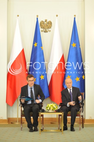  09.06.2014 WARSZAWA<br />DEBATA CZEGO NIE MOZNA KUPIC ZA PIENIADZE W PALACU PREZYDENCKIM<br />N/Z LUKASZ PAWLIK MICHAEL SANDEL<br /> 