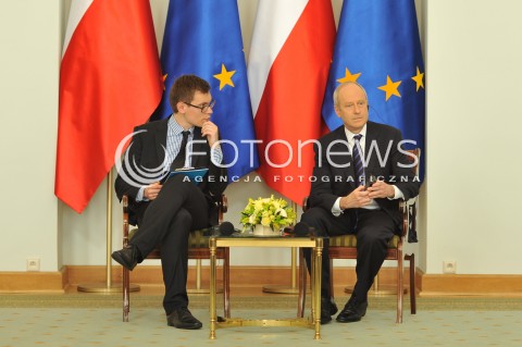  09.06.2014 WARSZAWA<br />DEBATA CZEGO NIE MOZNA KUPIC ZA PIENIADZE W PALACU PREZYDENCKIM<br />N/Z LUKASZ PAWLIK MICHAEL SANDEL<br /> 
