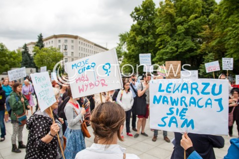  13.06.2014 WARSZAWA PROTEST POD SEJMEM PRZECIWKO LEKARSKIEJ KLAUZULI SUMIENIA N/Z PROTESTUJACY TRANSPARENTY   