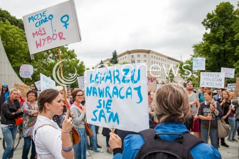  13.06.2014 WARSZAWA PROTEST POD SEJMEM PRZECIWKO LEKARSKIEJ KLAUZULI SUMIENIA N/Z PROTESTUJACY TRANSPARENTY   