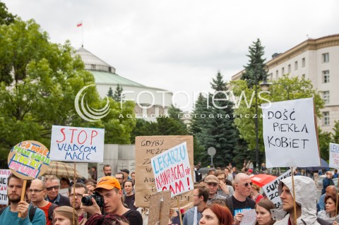  13.06.2014 WARSZAWA PROTEST POD SEJMEM PRZECIWKO LEKARSKIEJ KLAUZULI SUMIENIA N/Z PROTESTUJACY TRANSPARENTY SEJM  