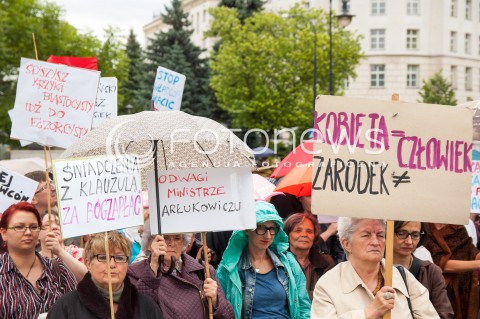 Protest przeciwko lekarskiej klauzuli sumienia w Warszawie