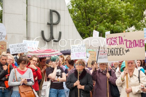  13.06.2014 WARSZAWA PROTEST POD SEJMEM PRZECIWKO LEKARSKIEJ KLAUZULI SUMIENIA N/Z PROTESTUJACY TRANSPARENTY   