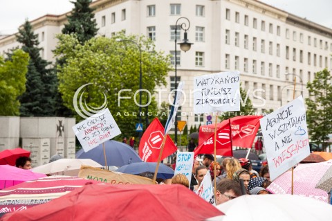  13.06.2014 WARSZAWA PROTEST POD SEJMEM PRZECIWKO LEKARSKIEJ KLAUZULI SUMIENIA N/Z PROTESTUJACY TRANSPARENTY   