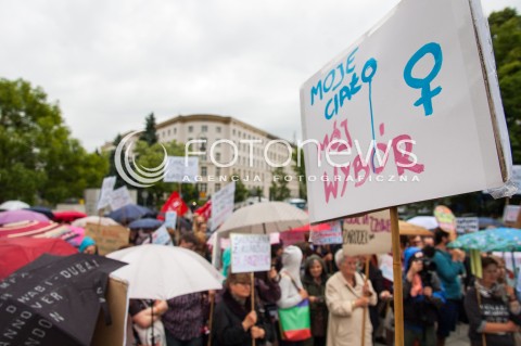  13.06.2014 WARSZAWA PROTEST POD SEJMEM PRZECIWKO LEKARSKIEJ KLAUZULI SUMIENIA N/Z PROTESTUJACY TRANSPARENTY   