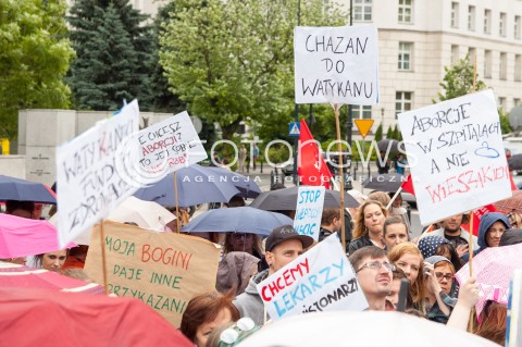  13.06.2014 WARSZAWA PROTEST POD SEJMEM PRZECIWKO LEKARSKIEJ KLAUZULI SUMIENIA N/Z PROTESTUJACY TRANSPARENTY   