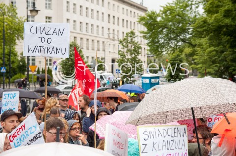  13.06.2014 WARSZAWA PROTEST POD SEJMEM PRZECIWKO LEKARSKIEJ KLAUZULI SUMIENIA N/Z PROTESTUJACY TRANSPARENTY   
