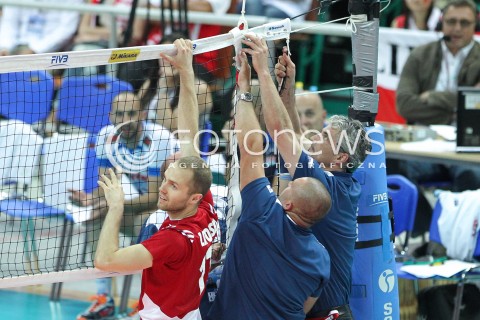  13.06.2014 KATOWICE SPODEK<br />SIATKOWKA MEZCZYZN <br />LIGA SWIATOWA 2014<br />FIVB VOLLEYBALL WORLD LEAGUE 2014<br />MECZ POLSKA - WLOCHY ( POLAND - ITALY ) <br />N/Z PAWEL ZATORSKI PRZERWA W GRZE USZKODZONA SIATKA NAPRAWA SIATKI<br /> 