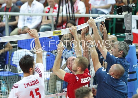  13.06.2014 KATOWICE SPODEK<br />SIATKOWKA MEZCZYZN <br />LIGA SWIATOWA 2014<br />FIVB VOLLEYBALL WORLD LEAGUE 2014<br />MECZ POLSKA - WLOCHY ( POLAND - ITALY ) <br />N/Z PAWEL ZATORSKI PRZERWA W GRZE USZKODZONA SIATKA NAPRAWA SIATKI LUKASZ ZYGADLO<br /> 