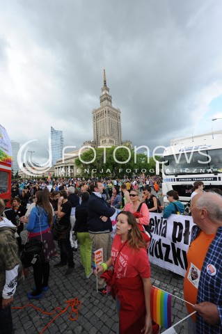  14.06.2014 WARSZAWA<br />PARADA ROWNOSCI<br />N/Z DEMONSTRUJACY PALAC KULTURY I NAUKI<br /> 