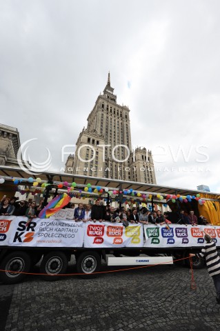  14.06.2014 WARSZAWA<br />PARADA ROWNOSCI<br />N/Z SAMOCHOW DEMONSTRUJACYCH PLATFORMA PALAC KULTURY<br /> 