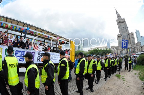  14.06.2014 WARSZAWA<br />PARADA ROWNOSCI<br />N/Z DEMONSTRUJACY POLICJA POJAZD PLATFORMA<br /> 