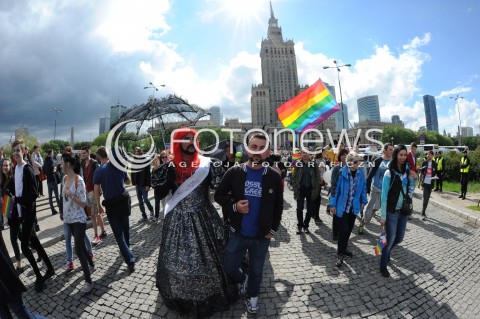  14.06.2014 WARSZAWA<br />PARADA ROWNOSCI<br />N/Z DEMONSTRUJACY PALAC KULTURY I NAUKI FLAGA TECZOWA<br /> 