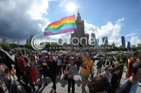  14.06.2014 WARSZAWA<br />PARADA ROWNOSCI<br />N/Z DEMONSTRUJACY PALAC KULTURY I NAUKI FLAGA TECZOWA<br /> 
