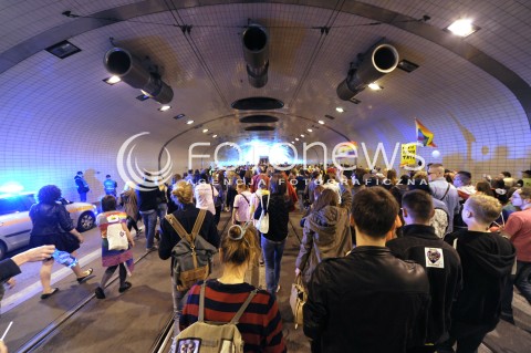  14.06.2014 WARSZAWA<br />PARADA ROWNOSCI<br />N/Z DEMONSTRUJACY TUNEL WZ<br /> 