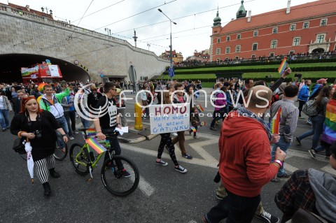  14.06.2014 WARSZAWA<br />PARADA ROWNOSCI<br />N/Z DEMONSTRUJACY ZAMEK KROLEWSKI TRANSPARENT HOMO<br /> 