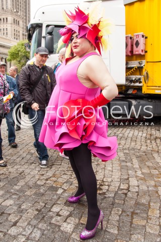  14.06.2014 WARSZAWA PARADA ROWNOSCI PRZESZLA ULICAMI WARSZAWY N/Z UCZESTNICY   