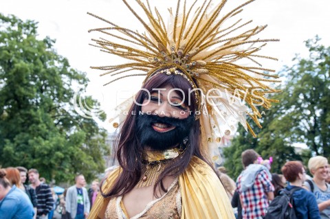  14.06.2014 WARSZAWA PARADA ROWNOSCI PRZESZLA ULICAMI WARSZAWY N/Z UCZESTNICY   