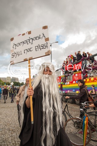  14.06.2014 WARSZAWA PARADA ROWNOSCI PRZESZLA ULICAMI WARSZAWY N/Z UCZESTNICY   