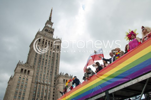  14.06.2014 WARSZAWA PARADA ROWNOSCI PRZESZLA ULICAMI WARSZAWY N/Z PALAC KULTURY I NAUKI PKIN TECZOWA FLAGA   