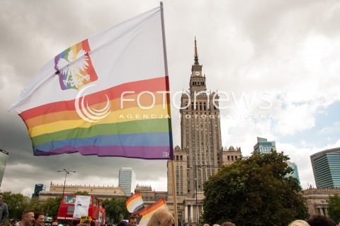  14.06.2014 WARSZAWA PARADA ROWNOSCI PRZESZLA ULICAMI WARSZAWY N/Z PALAC KULTURY I NAUKI PKIN TECZOWA FLAGA   