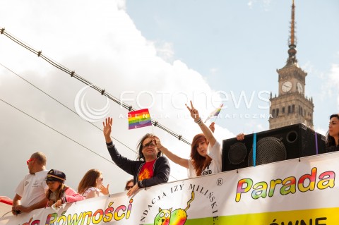  14.06.2014 WARSZAWA PARADA ROWNOSCI PRZESZLA ULICAMI WARSZAWY N/Z PALAC KULTURY I NAUKI PKIN TECZOWA FLAGA   