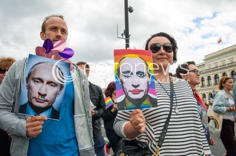  14.06.2014 WARSZAWA PARADA ROWNOSCI PRZESZLA ULICAMI WARSZAWY N/Z UCZESTNICY TRANSPARENTY PODOBIZNY PUTINA   