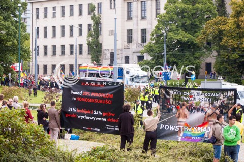  14.06.2014 WARSZAWA PARADA ROWNOSCI PRZESZLA ULICAMI WARSZAWY N/Z PROTESTUJACY PRZECIWKO PARADZIE   