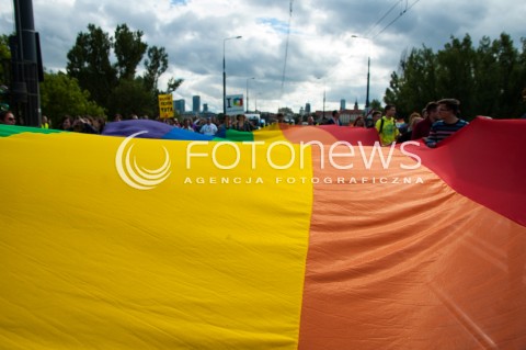  14.06.2014 WARSZAWA PARADA ROWNOSCI PRZESZLA ULICAMI WARSZAWY N/Z DUZA TECZOWA FLAGA   