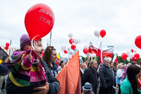  15.06.2014 MARSZ DLA JEZUSA PO RAZ TRZECI W WARSZAWIE N/Z UCZESTNICY   