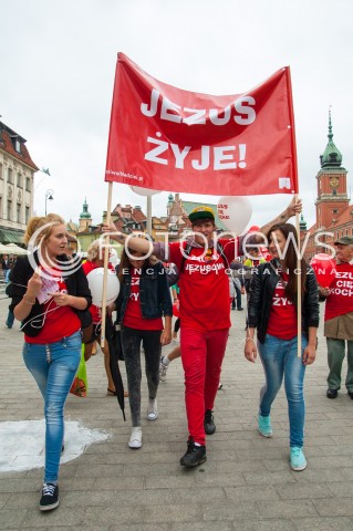  15.06.2014 MARSZ DLA JEZUSA PO RAZ TRZECI W WARSZAWIE N/Z UCZESTNICY TRANSPARENT  